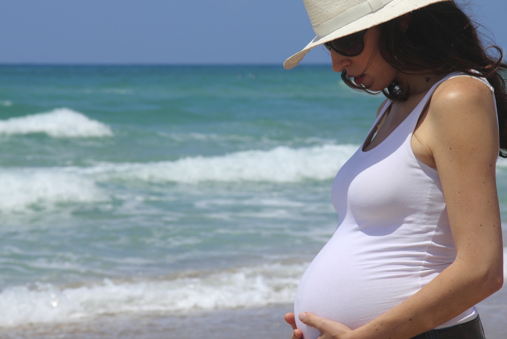Можно ли беременным загорать на солнце. Беременные на пляже. Беременные женщины на пляже.