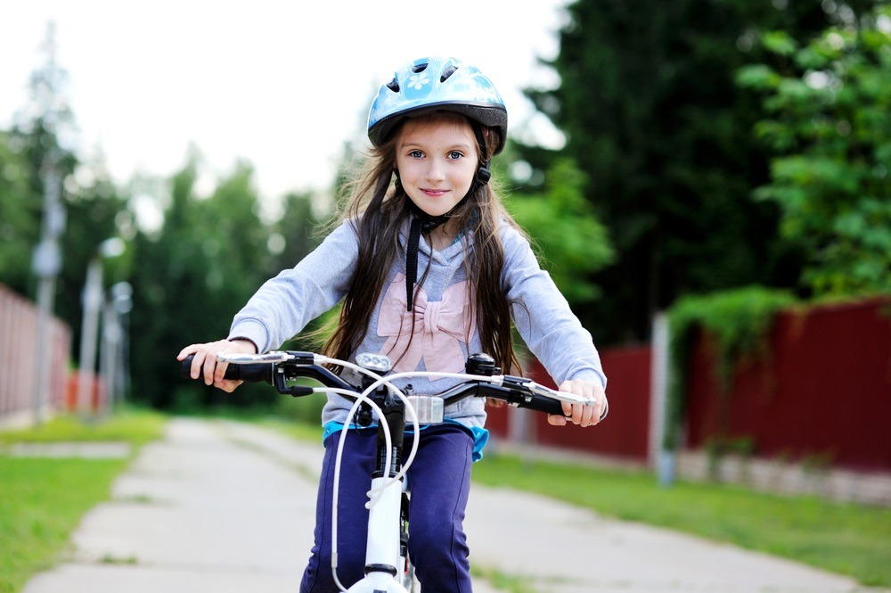 Gilet enfant sécurité fluo pour vélo. Etre vu sur le chemin de l'école.