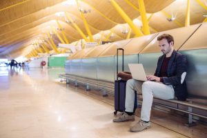 Laptop toestel in luchthaven