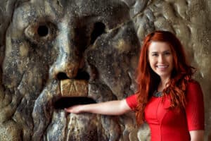 Jeune femme mettant sa main dans la Bocca della Verita à Rome