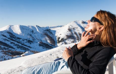Ski et crème solaire : un duo inséparable