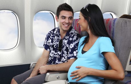 Avion et grossesse: risques et conseils