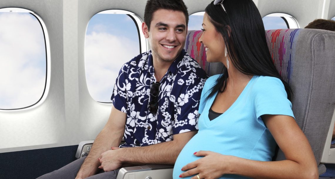 Vliegtuig en zwangerschap: risico’s en tips