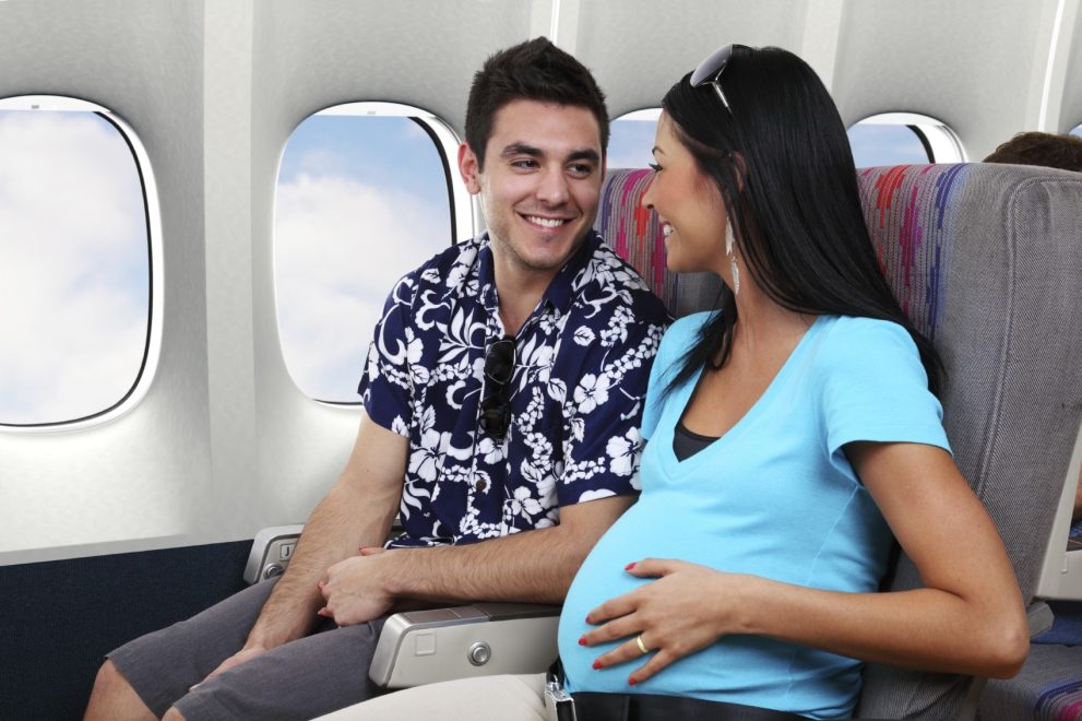 Vliegtuig en zwangerschap: risico’s en tips