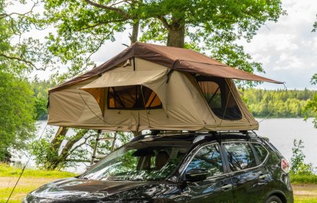 Dormir sur votre voiture dans une tente de toit