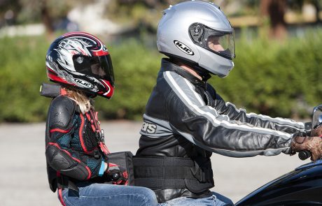 Kinderen vervoeren op motors of bromfietsen