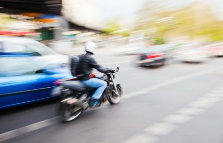Motorrijders die inhalen tussen autofiles: wat zijn de regels?