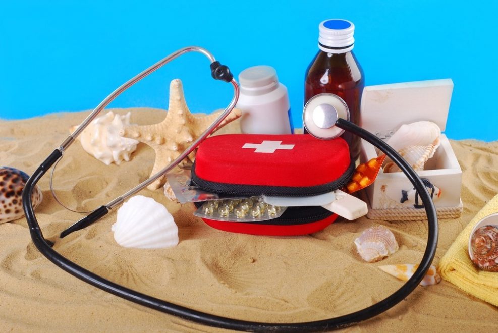 Avez-vous contrôlé votre pharmacie de voyage ?