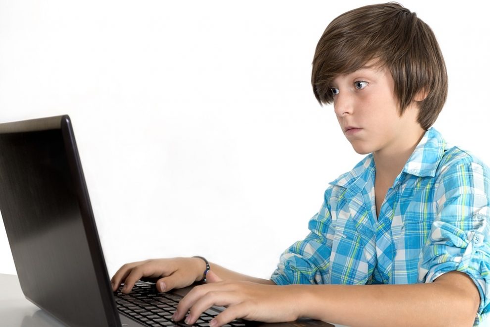 Puis-je laisser mon enfant surfer librement sur internet ?